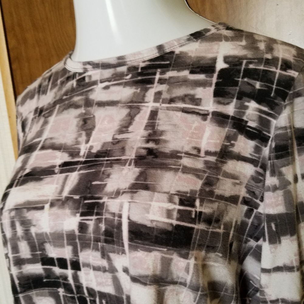 Designer top geometric pattern